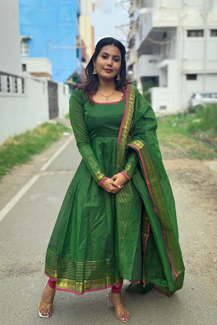 Kota Banarasi  Ethnic Set with Jacquard Zari Work & Lace Dupatta.